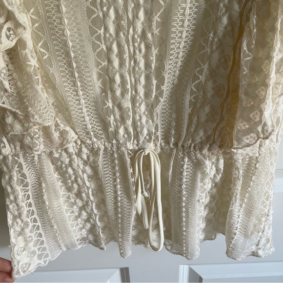 Super flattering lacy blouse with built-in tank - Picture 2 of 3